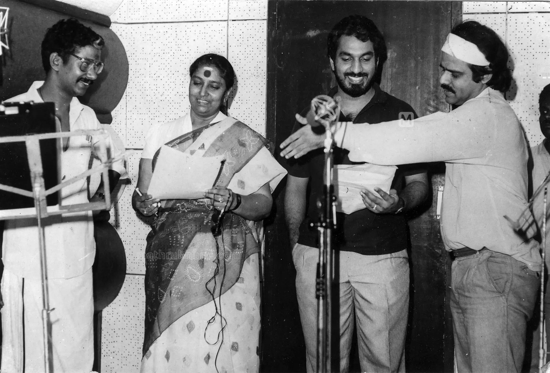 'കുറുപ്പിന്റെ കണക്കുപുസ്തകം' എന്ന ചിത്രത്തിനെ ഒരു ഗാനത്തിന്റെ റെക്കോഡിങ്ങിനിടെ എസ്.ജാനകി, ഉണ്ണി മേനോൻ, ബാലചന്ദ്രമേനോൻ എന്നിവർ | ഫോട്ടോ: Mathrubhumi Archives