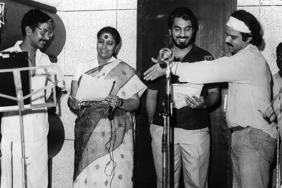 'കൊക്കാമന്തി'യും ജാനകിയമ്മയുടെ ചിരിയും: ഒരു പരീക്ഷണപ്പാട്ടിന്റെ ഓർമ്മകൾ പങ്കുവെച്ച് ബാലചന്ദ്രമേനോൻ