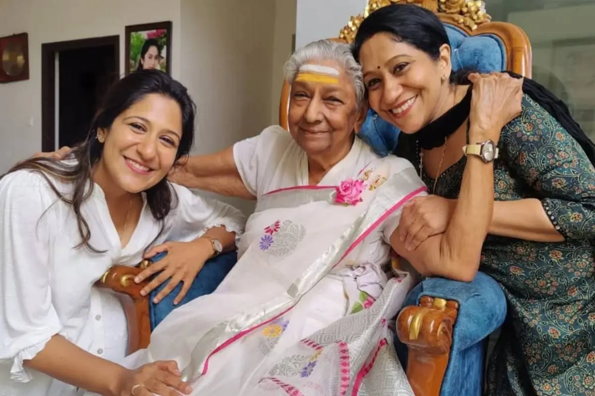 സുജാത മോഹനും ശ്വേത മോഹനും എസ്.ജാനകിക്കൊപ്പം