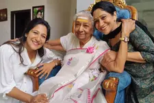 ‘കണ്ണീരിൽ ചേർന്നു നിന്നതിന്,‍ സ്വന്തം മക്കളെപ്പോലെ സ്നേഹിച്ചതിന്’; എസ്.ജാനകിയെ അനുസ്മരിച്ച് സുജാത