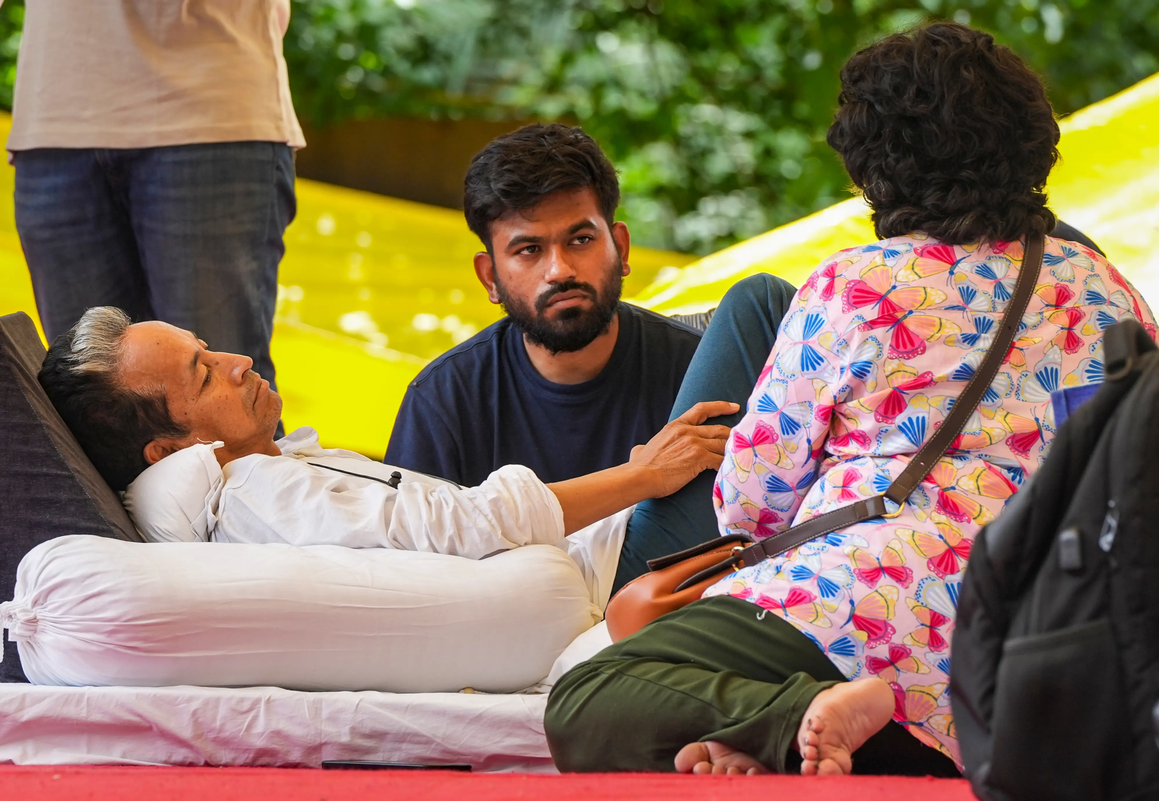 നിരാഹാര സമരത്തിനിടെ, കാലാവസ്ഥാ പ്രവർത്തകനായ സോനം വാങ്ചുക്കിനെ ഒരു ആരോഗ്യപ്രവർത്തകൻ പരിശോധിക്കുന്നു; സമീപം സിജെപി സ്ഥാപകൻ അഭിജീത് ദിപ്കെ | PTI
