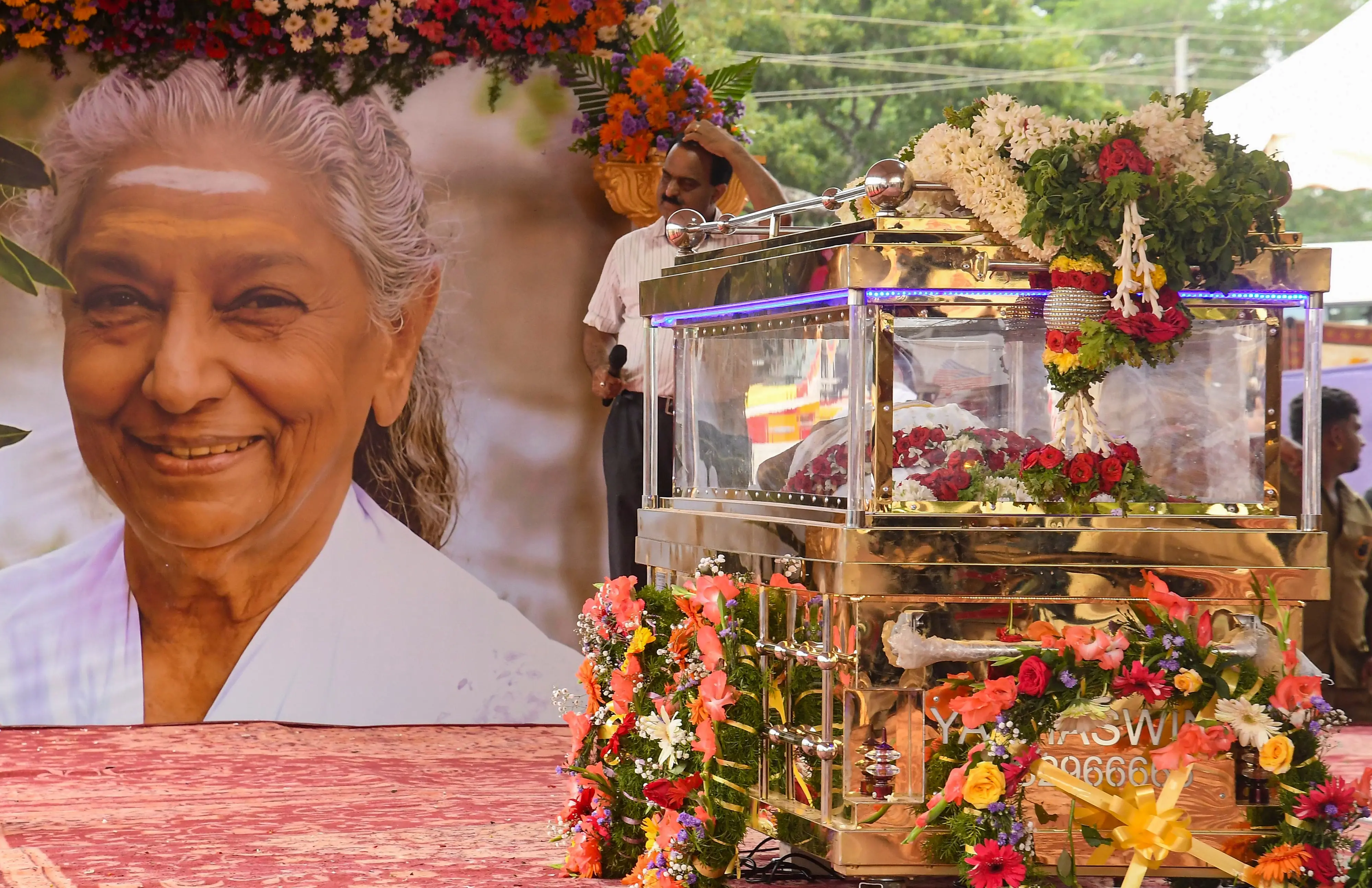 ഗായിക എസ്. ജാനകിയുടെ മൃതദേഹം പൊതുദർശനത്തിന് വെച്ചപ്പോൾ | ഫോട്ടോ: PTI