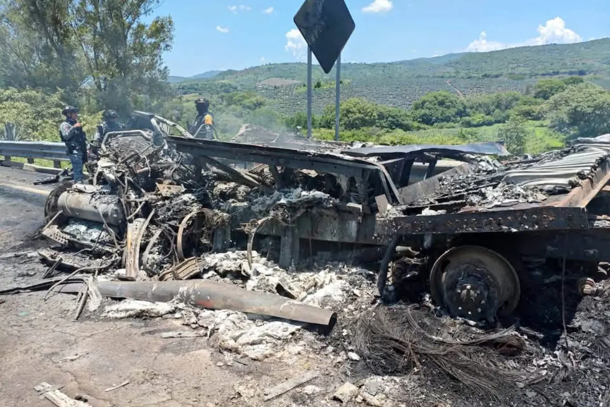 The charred remains of a vehicle following a road accident on the Guadalajara-Tepic highway in Jalisco state, Mexico | Photo: AFP
