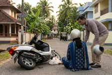സ്‌കൂട്ടർ മറിഞ്ഞ് പരിക്കേറ്റു; അശ്രദ്ധമായി വാഹനം ഓടിച്ച ഭർത്താവിന്റെ പേരിൽ കേസുകൊടുത്ത് ഭാര്യ