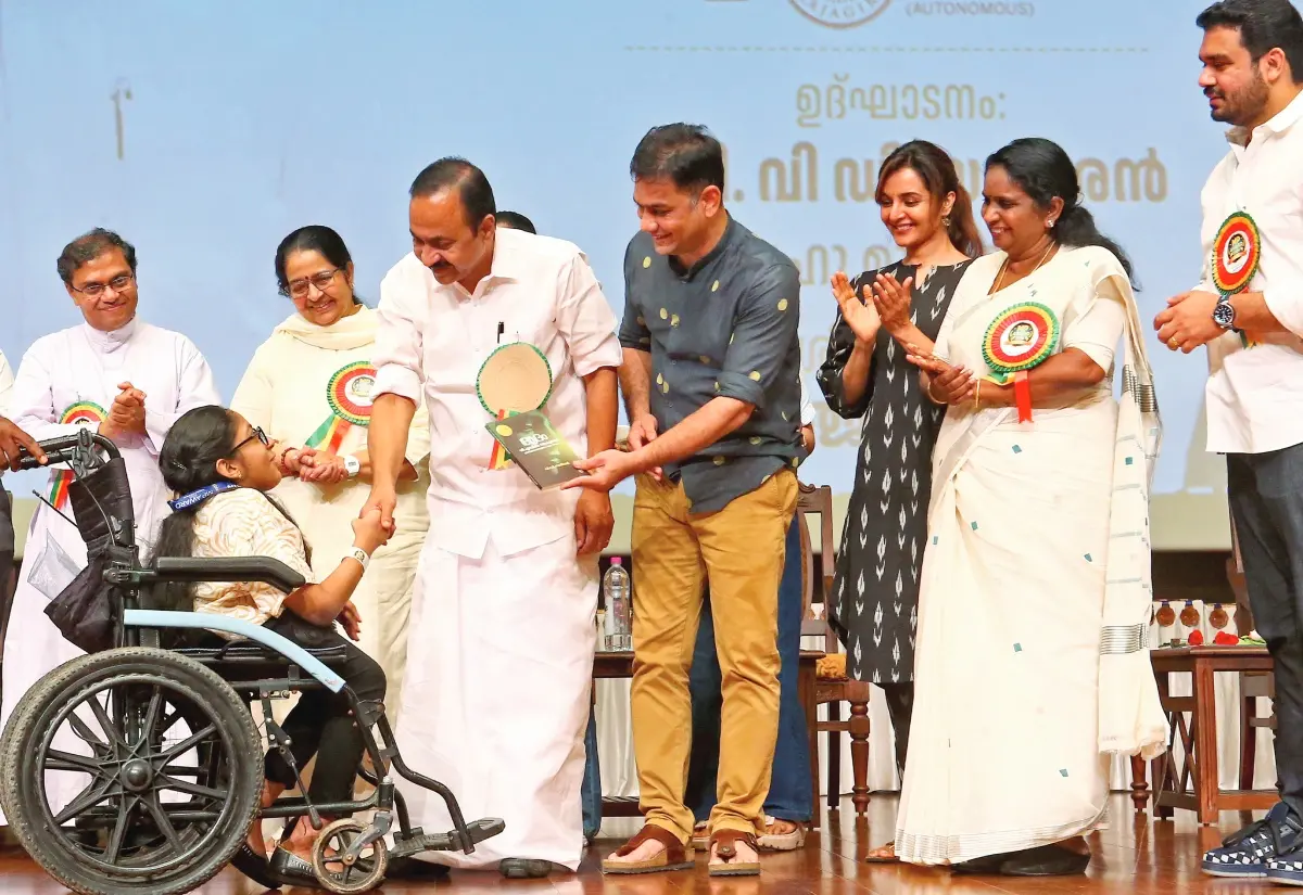 എറണാകുളം പാര്ലമെന്റ് മണ്ഡലത്തില്നിന്ന് ഉന്നതവിജയം നേടിയ വിദ്യാര്ഥികളെ അനുമോദിക്കുന്ന ഹൈബി ഈഡന് എം.പി.യുടെ 'എം.പി. അവാര്ഡ് 2026' ഉദ്ഘാടനം ചെയ്ത മുഖ്യമന്ത്രി വി.ഡി. സതീശന് പത്താം ക്ലാസില് ഉന്നതവിജയം നേടിയ ഭിന്നശേഷിക്കാരിയായ മീനാക്ഷിക്ക് ഉപഹാരം നല്കിയശേഷം അഭിനന്ദിക്കുന്നു. മീനാക്ഷിയുടെ തുടര്പഠനത്തിനായി ഇടപ്പള്ളി ഗവ. സ്കൂളില് റാംപും താഴത്തെ നിലയില് ലാബ് സൗകര്യവും ഒരുക്കാന് ഇടപെടല് നടത്തിയത് മുഖ്യമന്ത്രിയായിരുന്നു. ഹൈബി ഈഡന് എം.പി., നടി മഞ്ജു വാരിയര്, മേയര് വി.കെ. മിനിമോള്, ജെയിന് യൂണിവേഴ്സിറ്റി ന്യൂ ഇനീഷിയേറ്റീവ് ഡയറക്ടര് ഡോ. ടോം എം. ജോസഫ്, ഉമാ തോമസ് എം.എല്.എ., രാജഗിരി കോളേജ് പ്രിന്സിപ്പല് ഫാ. ജയ്സണ് പോള് മുളെരിക്കല് തുടങ്ങിയവര് സമീപം