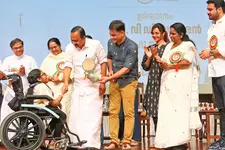 നിങ്ങൾ നാട്ടിലുണ്ടാകണം, ഇവിടെയുണ്ടാകും പുതിയ ലോകം- വിദ്യാർഥികളോട് മുഖ്യമന്ത്രി