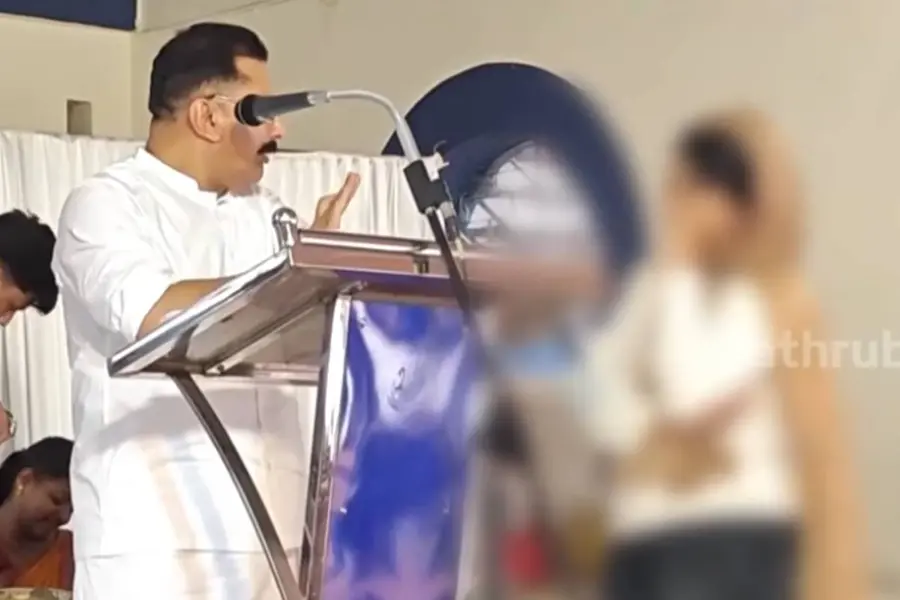 'അക്ഷരം അറിയില്ലേ?' വിദ്യാർത്ഥികളെ പൊതുവേദിയിൽ അപമാനിച്ച് കെ.ടി. ജലീൽ; ചെവിയിൽ നുള്ളി പരിഹാസം