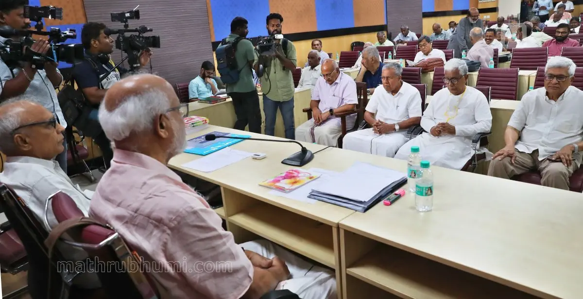 സി പി എം കേന്ദ്ര കമ്മിറ്റി യോഗത്തിൽ പങ്കെടുക്കുന്ന ജനറൽ സെക്രട്ടറി എം എ ബേബി, എസ് രാമചന്ദ്രൻ പിള്ള, പിണറായി വിജയൻ, മണിക് സർക്കാർ, പ്രകാശ് കാരാട്ട് തുടങ്ങിയവർ | ഫോട്ടോ: സാബു സ്കറിയാച്ചൻ / മാതൃഭൂമി