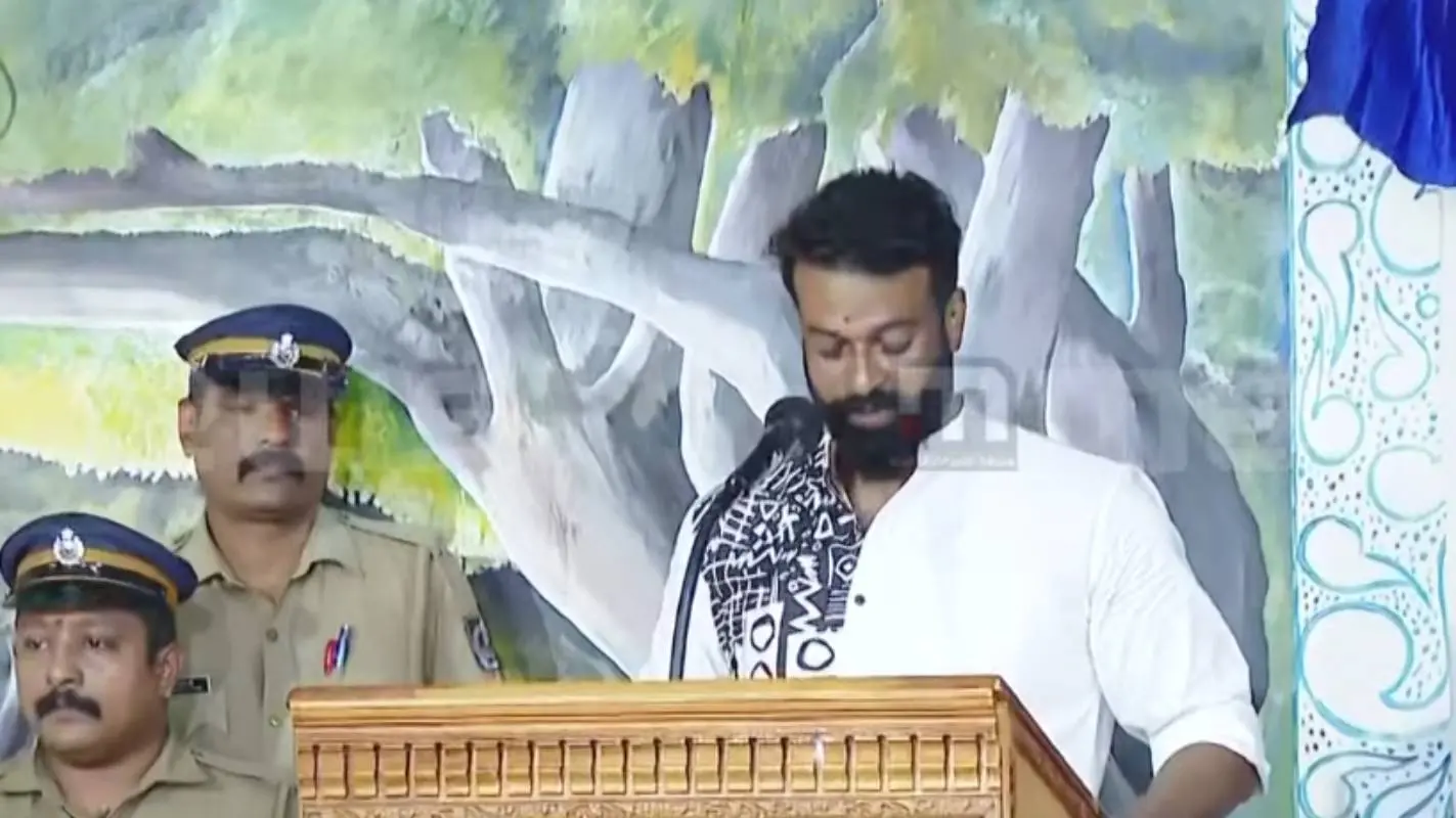 സത്യപ്രതിജ്ഞ ചെയ്യുന്ന ആർ. സുഗതൻ | Photo: screengrab/mathrubhumi news