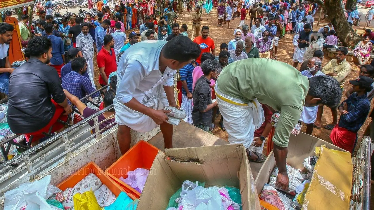 തൃശ്ശൂർ മെഡിക്കൽ കോളേജ് പരിസരത്ത് ഡിവൈഎഫ്ഐ പൊതിച്ചോറ് വിതരണം നടത്തുന്നു | ചിത്രം: സിദ്ദീഖുൽ അക്ബർ, മാതൃഭൂമി