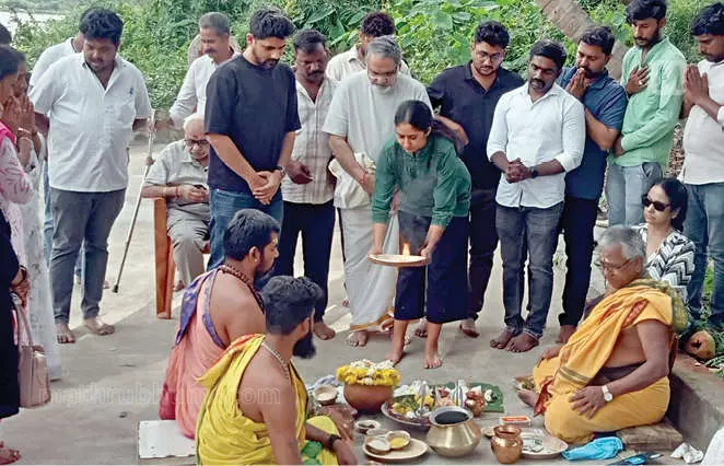 കാവേരി നദിക്കരയിൽനടന്ന, ഗായിക എസ്. ജാനകിയുടെ ചിതാഭസ്മനിമജ്ജനച്ചടങ്ങ് | Photo: Mathrubhumi