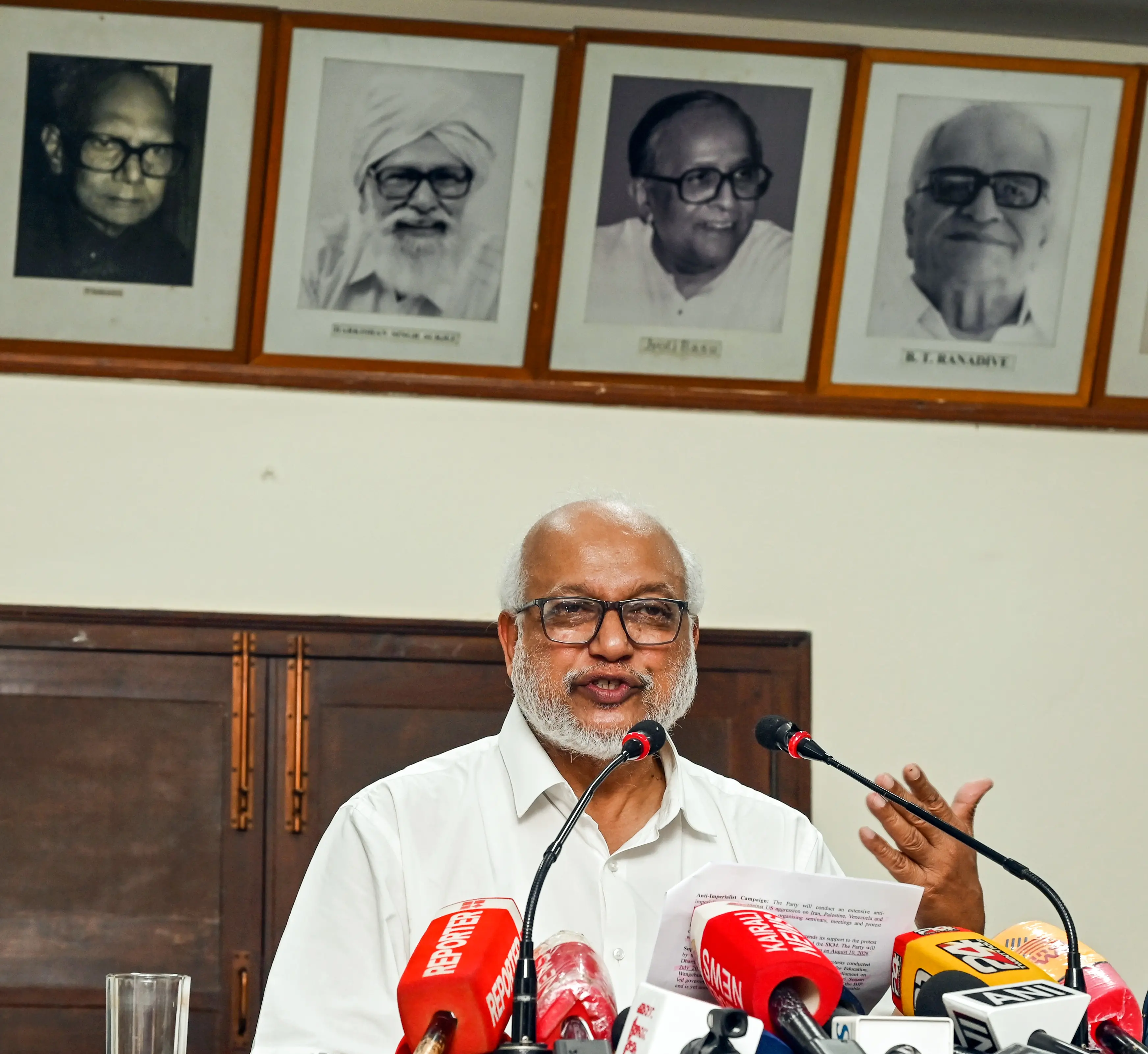 കേന്ദ്ര കമ്മിറ്റി യോഗത്തിനുശേഷം മാധ്യമസമ്മേളനത്തിൽ എം.എ. ബേബി | PHOTO: REUTERS