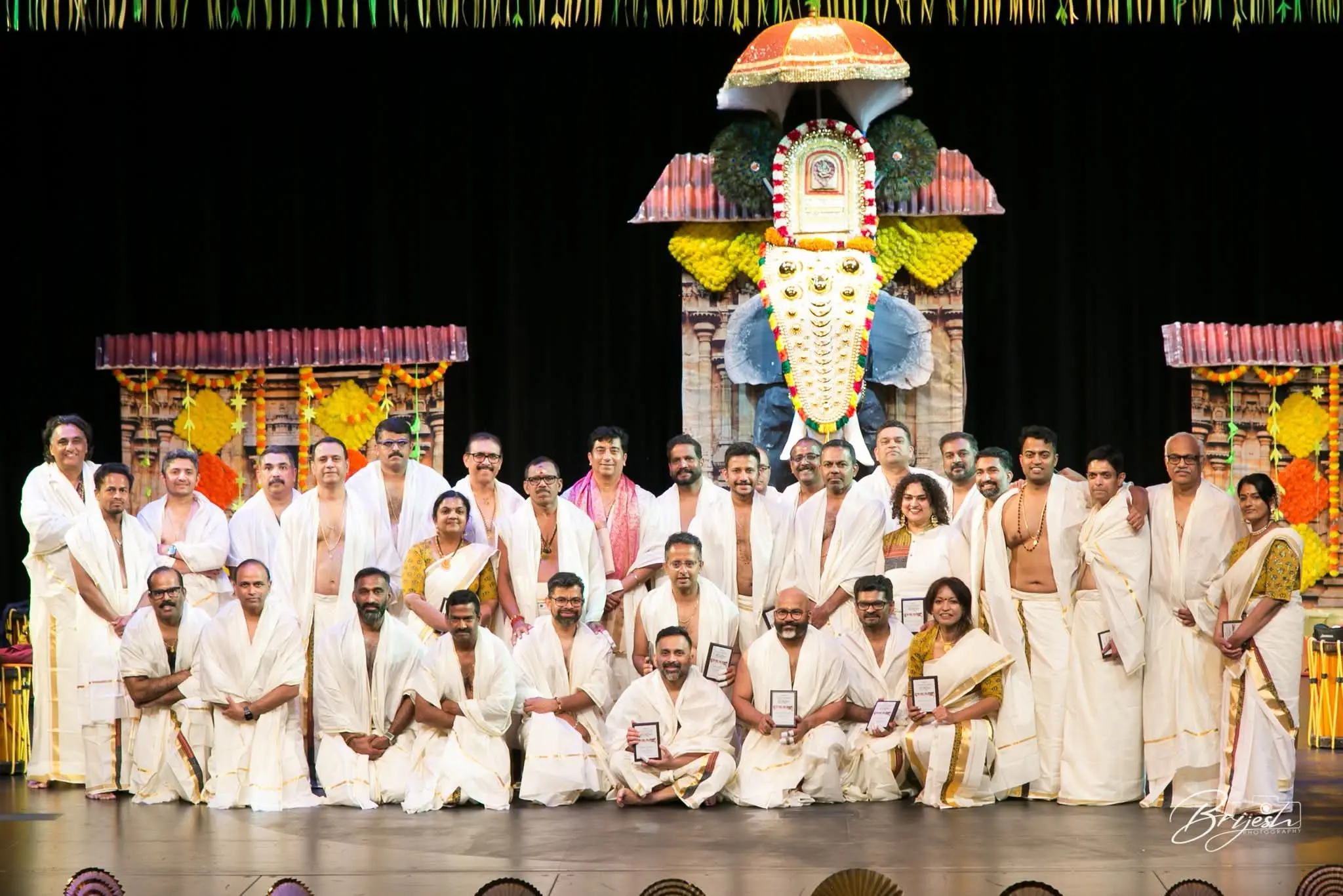പഞ്ചാരീസ് - റിഥം ഓഫ് കേരള സംഘത്തിലെ അം​ഗങ്ങൾ