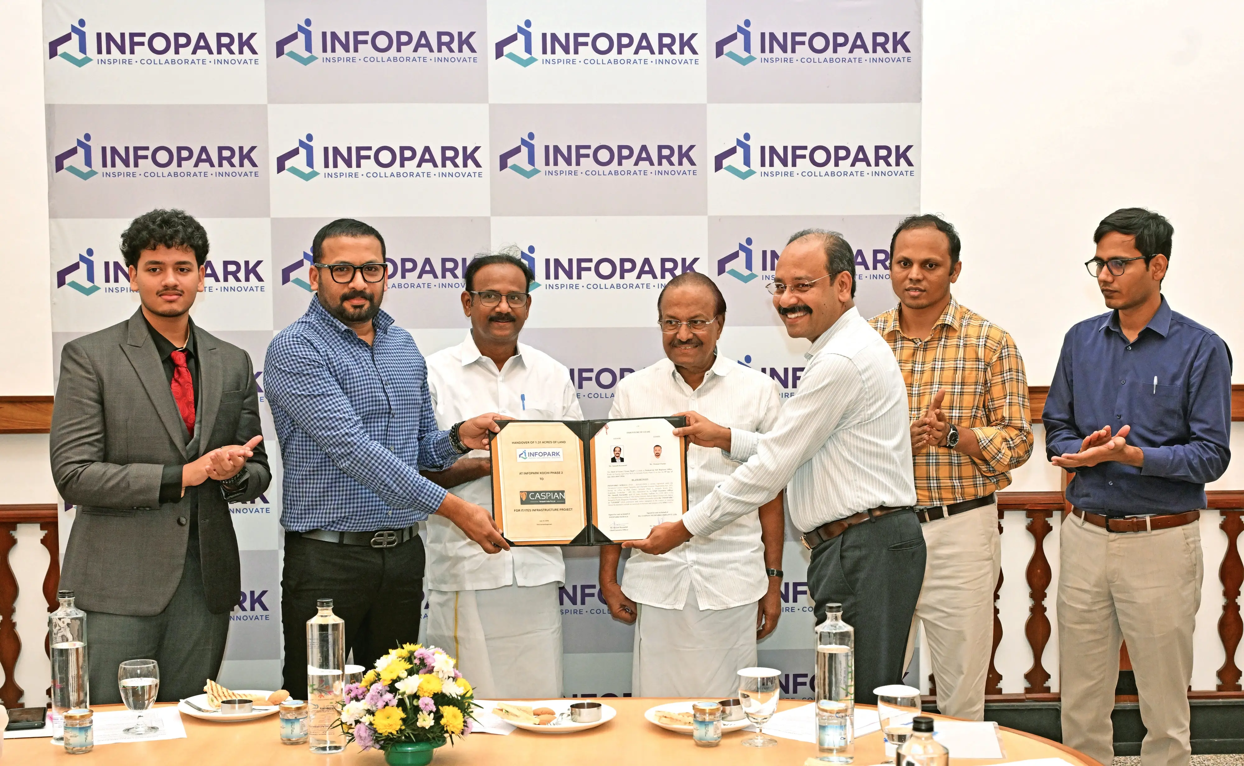 ഇൻഫോപാർക്ക് കൊച്ചി ഫെയ്സ് 2-ൽ നിർമിക്കുന്ന പുതിയ ഐ.ടി. ടവർ പൊളാരിസിനുള്ള ഭൂമിയുടെ പാട്ടക്കരാർ ഇൻഫോപാർക്ക് ചീഫ് എക്സിക്യൂട്ടീവ് ഓഫീസർ സുശാന്ത് കുറുന്തിൽ, കാസ്പിയൻ ടെക്പാർക്സ് ഇന്ത്യ പ്രൈവറ്റ്ലിമിറ്റഡ് എം.ഡി തോമസ് ചാക്കോയ്ക്ക് കൈമാറുന്നു. മന്ത്രി പി.കെ. കുഞ്ഞാലിക്കുട്ടി, വി.പി. സജീന്ദ്രൻ എം.എൽ.എ, സംസ്ഥാന ഐ.ടി. സെക്രട്ടറി സീറാം സാംബശിവറാവു എന്നിവർ സമീപം | Photo: Mathrubhumi