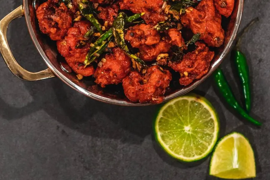 ചില്ലിച്ചിക്കനിലെ നാരങ്ങയിൽ നീരില്ലെന്ന് യുവാക്കൾ; ഹോട്ടലുടമയുടെ പല്ലുകൾ അടിച്ചുകൊഴിച്ചു