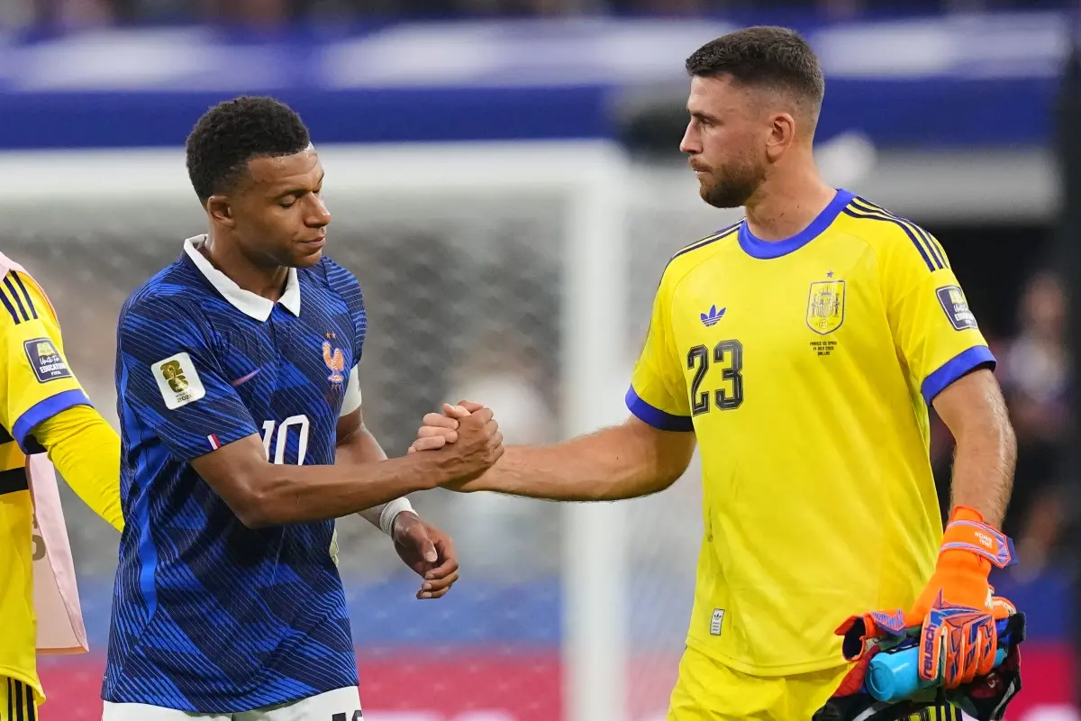 France's Kylian Mbappe (10) and Spain goalkeeper Unai Simon (23) shake hands after the World Cup semifinal soccer match between France and Spain in Arlington, Texas, near Dallas. | Photo: AP/PTI