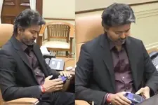 ‘മുഖ്യമന്ത്രിയുടെ ഉള്ളിലെ കുട്ടി ഉണർന്നു’; കളിപ്പാട്ടക്കാറുമായി ഔദ്യോഗിക യോഗത്തിൽ വിജയ്, വീഡിയോ വൈറൽ