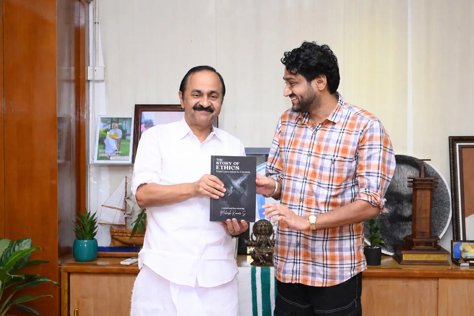 മഹേഷ് കുമാർ എസ്. രചിച്ച സ്റ്റോറി ഓഫ് എത്തിക്സ് എന്ന പുസ്തകം മുഖ്യമന്ത്രി വി.ഡി. സതീശന് കൈമാറുന്നു