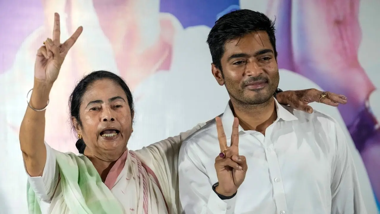 മമത ബാനർജി അഭിഷേക് ബാനർജിക്കൊപ്പം | Photo: AP