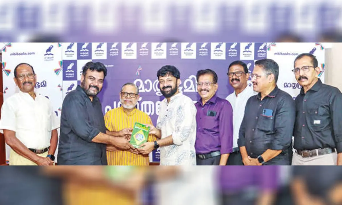 എം.പി. സുരേന്ദ്രൻ രചിച്ച 'സാംബ, ബ്രസീലിന്റെ ഫുട്ബോൾ ഭൂപടം' എന്ന പുസ്തകം ഗാനരചയിതാവ് ബി.കെ. ഹരിനാരായണനു നൽകി എഴുത്തുകാരൻ സന്തോഷ് ഏച്ചിക്കാനം പ്രകാശനം ചെയ്യുന്നു. വിക്ടർ മഞ്ഞില, എം.പി. സുരേന്ദ്രൻ, രമേശൻ മുല്ലശ്ശേരി, കെ.എഫ്. ബെന്നി, സി.വി. പാപ്പച്ചൻ, ഇട്ടിമാത്യു എന്നിവർ സമീപം