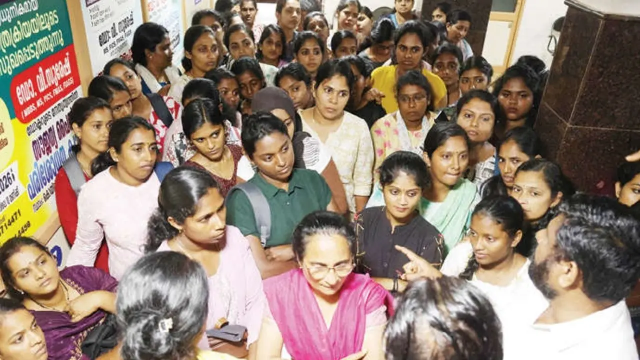 കണ്ണൂർ കൊയിലിആസ്പത്രിയിൽ സമരം നടത്തിവന്ന നഴ്സുമാരെ മാനേജ്മെന്റിന്റെ തീരുമാനങ്ങൾ അറിയിക്കുന്ന നേതാക്കൾ