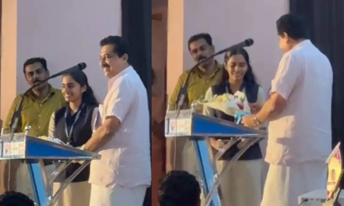 വിദ്യാഭ്യാസ മന്ത്രി മാളവികയ്യ്ക്ക് ബൊക്കെ നൽകി അഭിനന്ദിക്കുന്നു