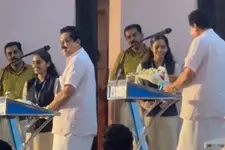 +1 ഫലം വന്നു; വേദിയിലിരുന്ന മാളവികയ്ക്ക് ബൊക്കെ നൽകി വിദ്യാഭ്യാസ മന്ത്രിയുടെ സർപ്രൈസ് അഭിനന്ദനം