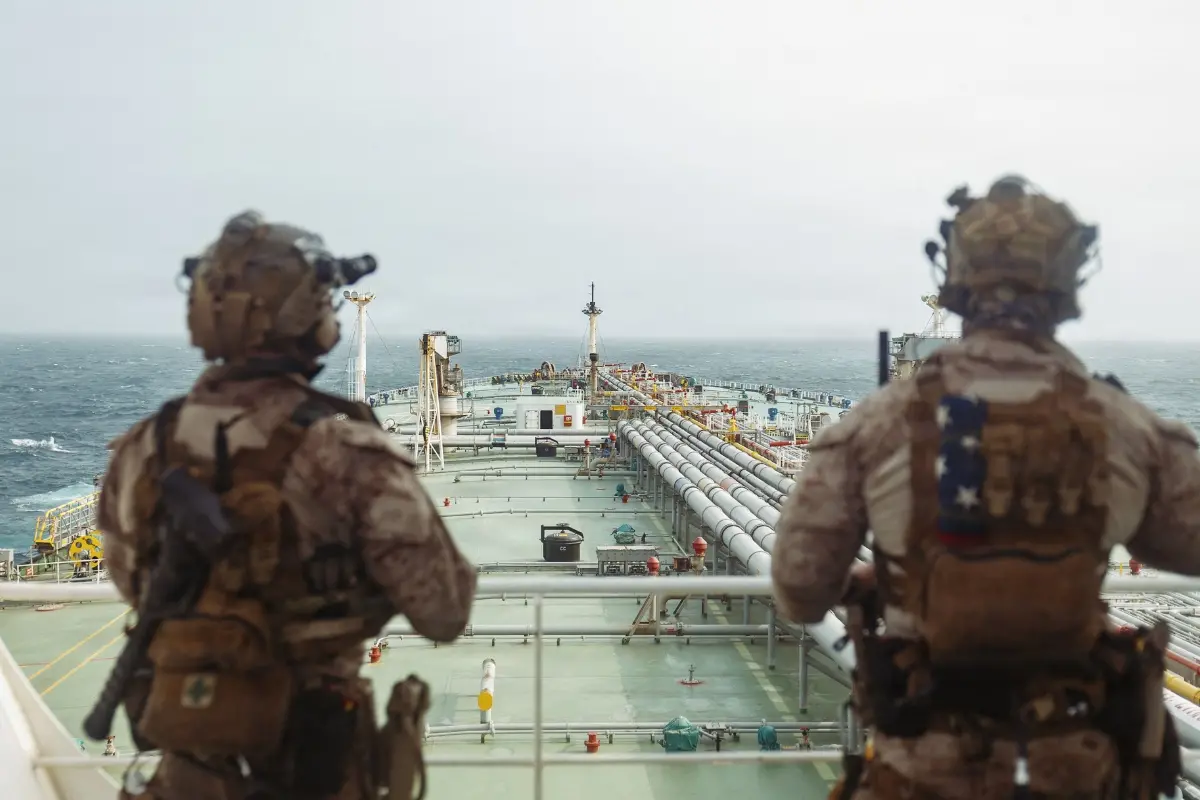 US Marines from the 11th Marine Expeditionary Unit conducting a verification boarding aboard M/T Wen Yao in the Gulf of Oman | Photo: AFP