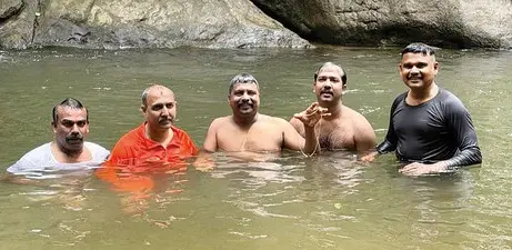മൂലമറ്റം ജലന്തര് സിറ്റിയില് നച്ചാറിലെ കുറുങ്കയത്തില് വീണ സ്വര്ണമാല അഗ്നിരക്ഷാസേന മുങ്ങിയെടുത്തപ്പോള്