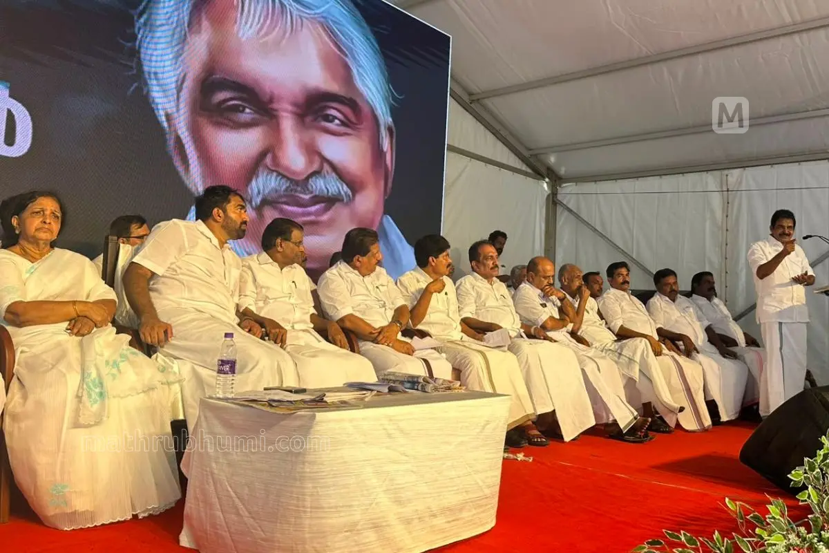AICC general secretary KC Venugopal MP addresses the gathering during the third death anniversary commemorations of Oommen Chandy in Puthuppally, as the late leader's wife Mariamma Oommen, son and MLAChandy Oommen and other Congress leaders look on | Photo: Ragesh Vasudev/Mathrubhumi