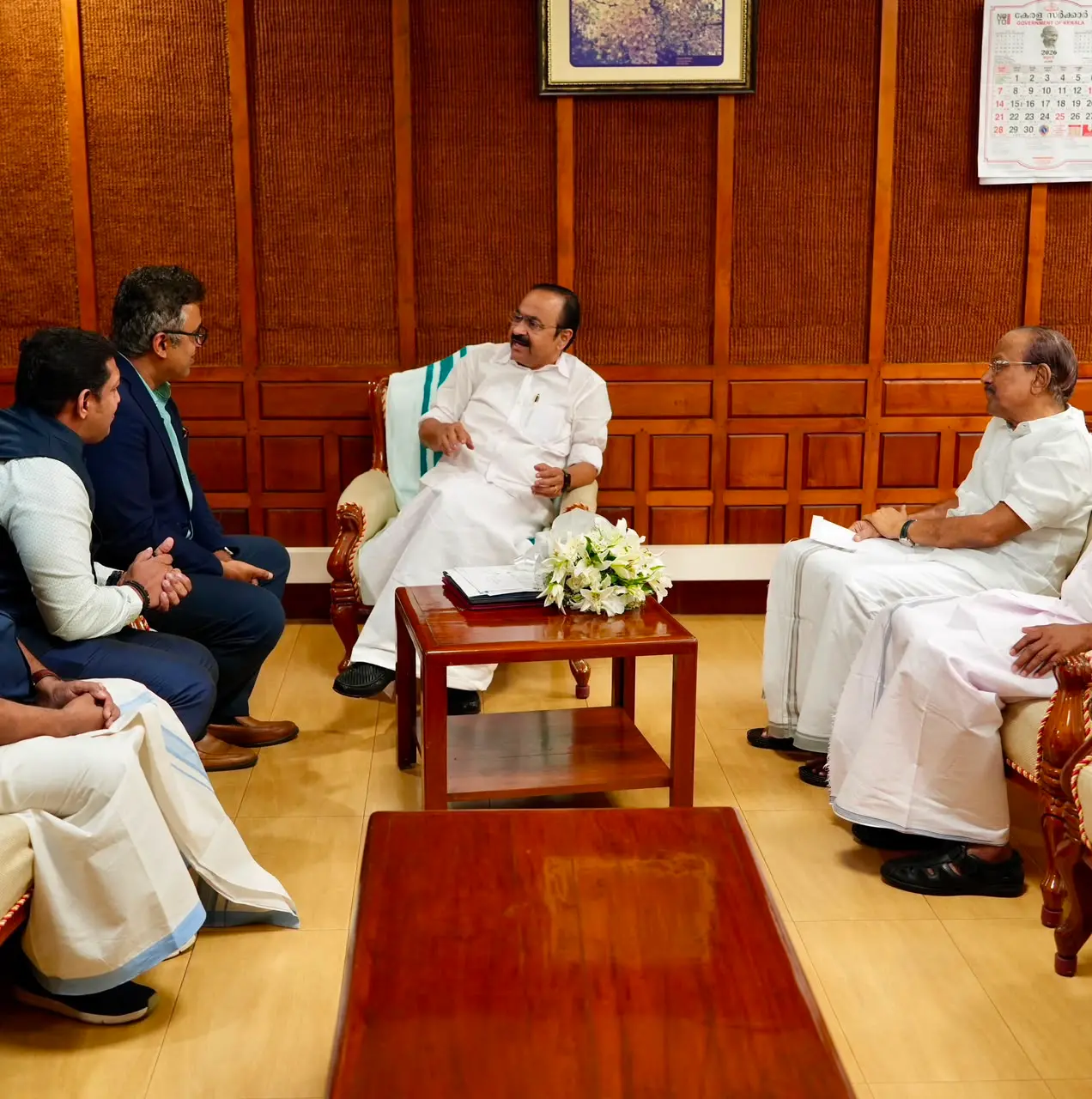 ടാറ്റാ ഗ്രൂപ്പ് പ്രതിനിധികൾ മുഖ്യമന്ത്രി വി.ഡി. സതീശനേയും വ്യവസായ മന്ത്രി പി.കെ. കുഞ്ഞാലിക്കുട്ടിയുമായി ചർച്ച നടത്തിയപ്പോൾ | പി.കെ. കുഞ്ഞാലിക്കുട്ടി പുറത്തുവിട്ട ചിത്രം