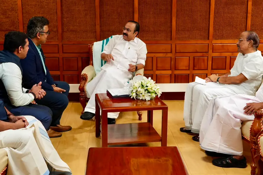 ടാറ്റയുടെ പ്രതിനിധികൾ എന്നെയും മുഖ്യമന്ത്രിയെയും കണ്ടിരുന്നു; ചിത്രം പുറത്തുവിട്ട് കുഞ്ഞാലിക്കുട്ടി