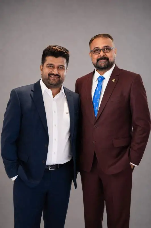 കൊച്ചി ബ്ലൂ ടൈഗേഴ്സ് ടീം ഉടമ സുബാഷ് മാനുവലിനൊപ്പം റെഘു രാമചന്ദ്രൻ