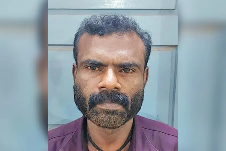 71കാരിയായ അമ്മയുടെ കൈ പിടിച്ചുതിരിച്ച് ഒടിച്ചു, കഴുത്തിൽ കത്തിയമർത്തി; മകൻ അറസ്റ്റിൽ
