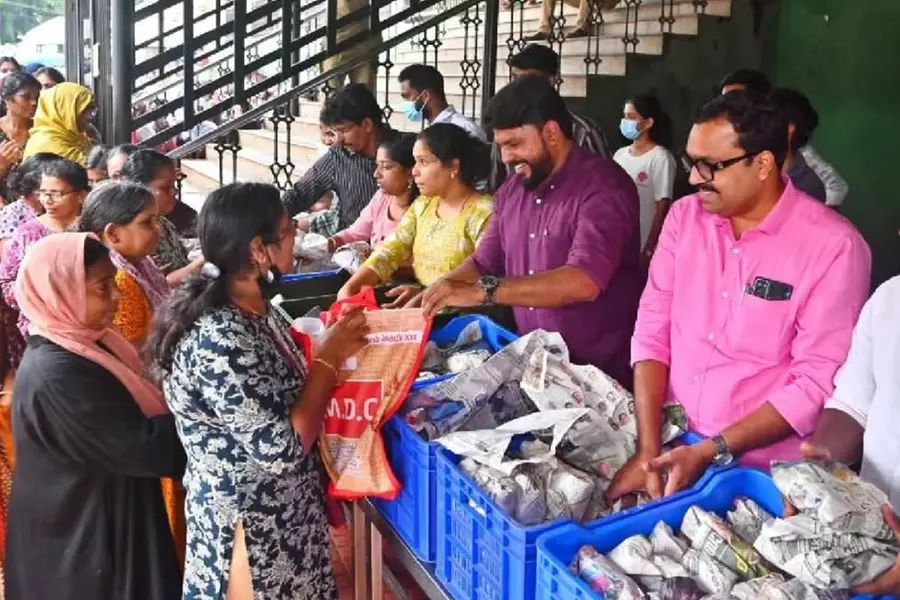 Pothichoru row: UDF's plan to regulate free meal distribution at govt hospitals in Kerala faces flak