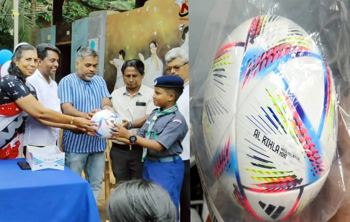 സ്കൂൾ മാനേജർ ഖത്തറിൽനിന്ന് കൊണ്ടുവന്ന പന്ത് സ്കൂളിന് സമ്മാനിക്കുന്നു (ഫയൽ ചിത്രം)