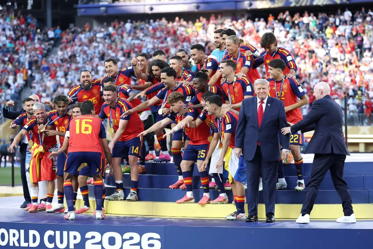 FIFA President Gianni Infantino directs U.S. President Donald Trump after presenting the FIFA World Cup Winner's Trophy | Photo: Getty Images via AFP