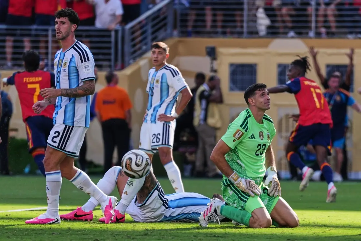 Argentina goalkeeper Emiliano Martinez (23) (in green), Marcos Senesi (2) and Nahuel Molina (26) react after Spain's Ferran Torres (7) scores their first goal during the World Cup final soccer match between Spain and Argentina | Photo: AP