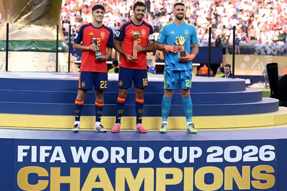 Pau Cubarsi #22, Rodri #16 and Unai Simon #23 of Spain pose with their awards after the FIFA World Cup 2026 Final match between Spain and Argentina | Photo: Getty Images via AFP