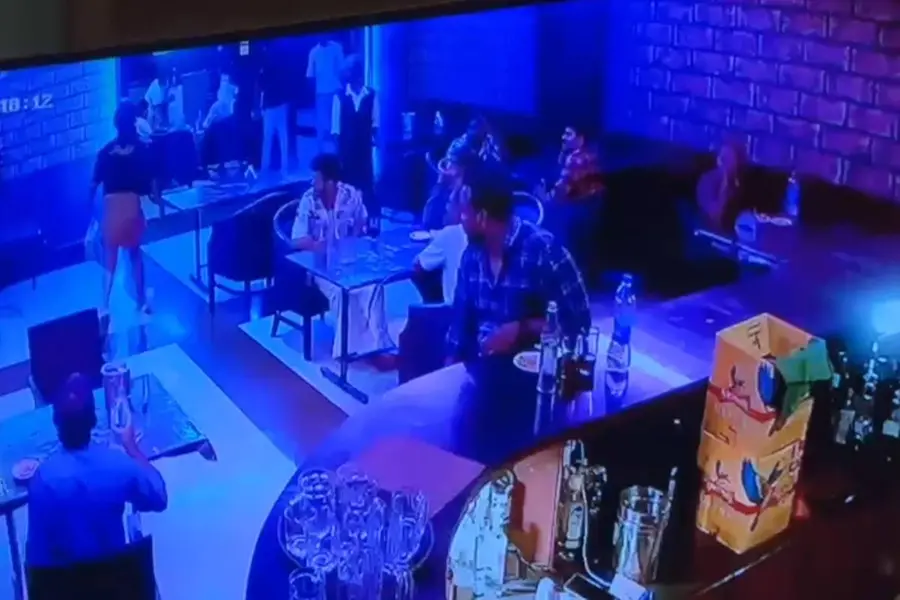മദ്യപസംഘങ്ങൾ തമ്മിൽ സംഘർഷം; ബാറിൽ പെട്രോൾ ഒഴിച്ച് തീകൊളുത്തി, ആറ് പേർക്ക് പൊള്ളലേറ്റു | VIDEO