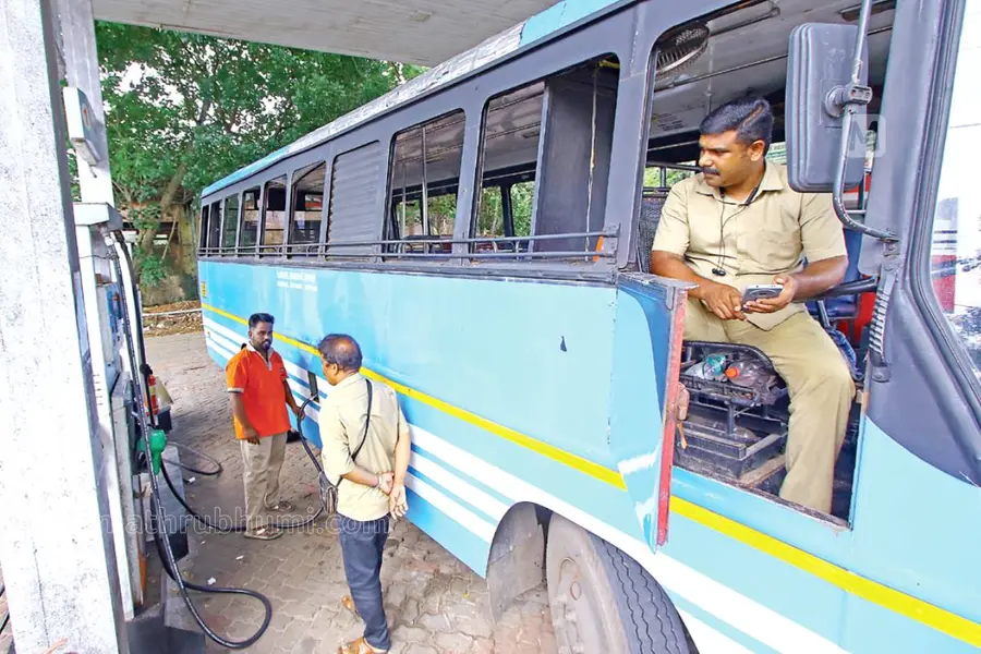 സ്ത്രീകൾക്കൊപ്പം പുരുഷൻമാരും KSRTC-യിലേക്ക് പോയി; ഡീസലടിക്കാൻ മാത്രം ഓടുന്ന സ്വകാര്യ ബസുകൾ