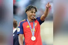 അമ്മയ്ക്ക് 16-ാം വയസ്സിൽ ജനിച്ച ലമിൻ യമാൽ; വിജയിക്കുമ്പോൾ കൈമുദ്രയിലൂടെ കാണിക്കുന്നത് 304