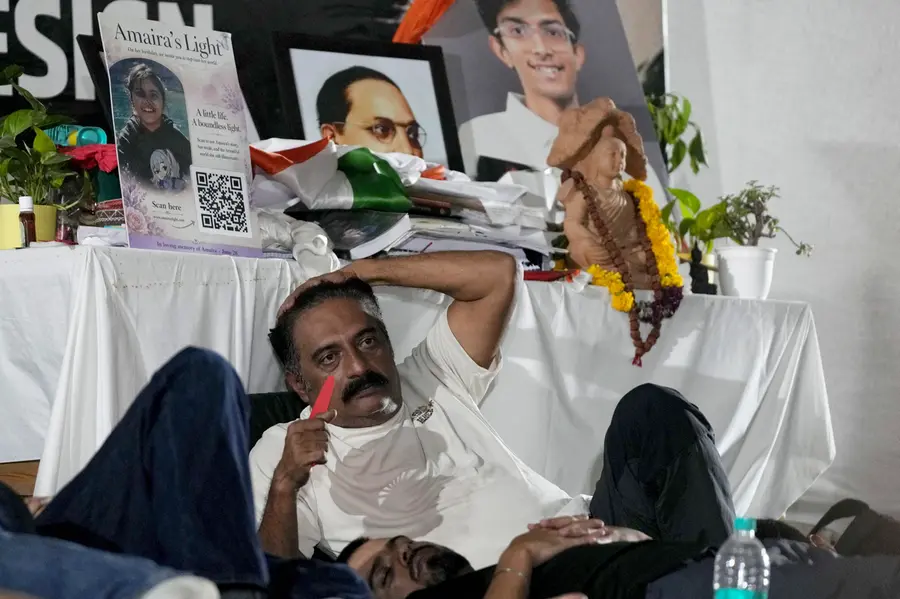 സത്യംപറയാൻ ഭയമില്ല; ‘ജീവിച്ചിരിക്കുമ്പോൾതന്നെ’ മരിക്കണം; പ്രകാശ് രാജ് ജന്തർ മന്ദറിൽ