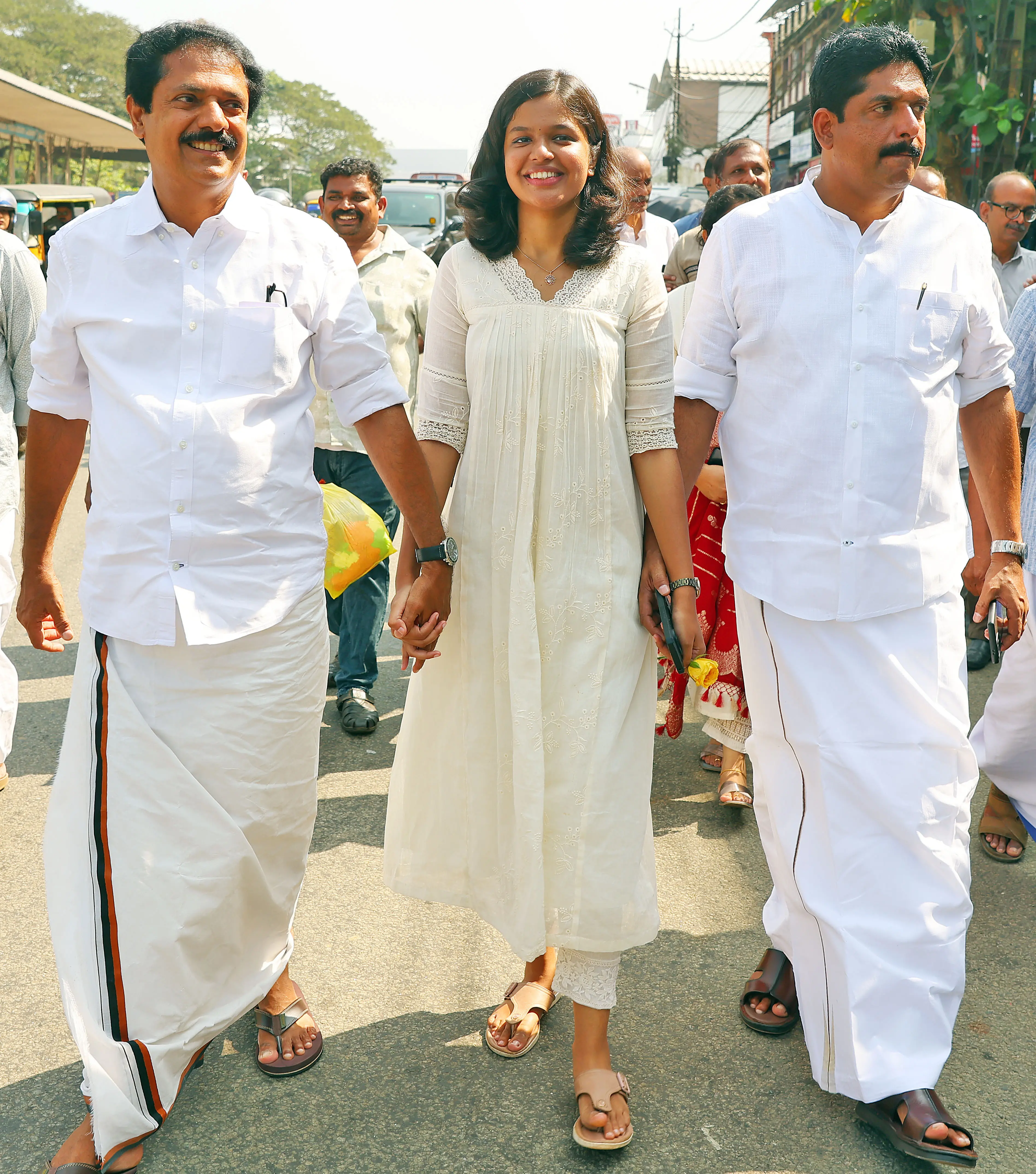 ദിയ പുളിക്കക്കണ്ടം, ബിജു പുളിക്കക്കണ്ടം എന്നിവര് തിരഞ്ഞെടുപ്പ് ഫലപ്രഖ്യാപനത്തിന് ശേഷം | ഫയൽ ചിത്രം: മാതൃഭൂമി