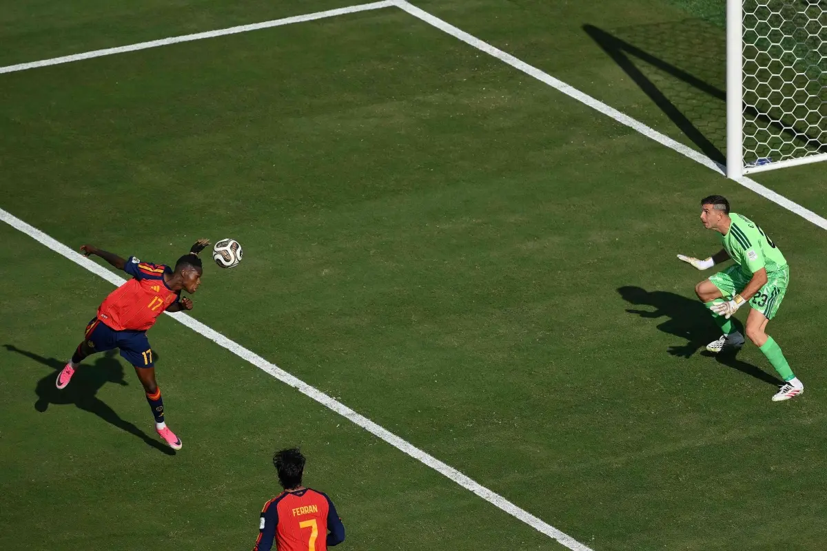 Spain's forward #17 Nico Williams (L) heads the ball towards Argentina's goalkeeper #23 Emiliano Martinez during the 2026 World Cup football tournament final match between Spain and Argentina | Photo: AFP