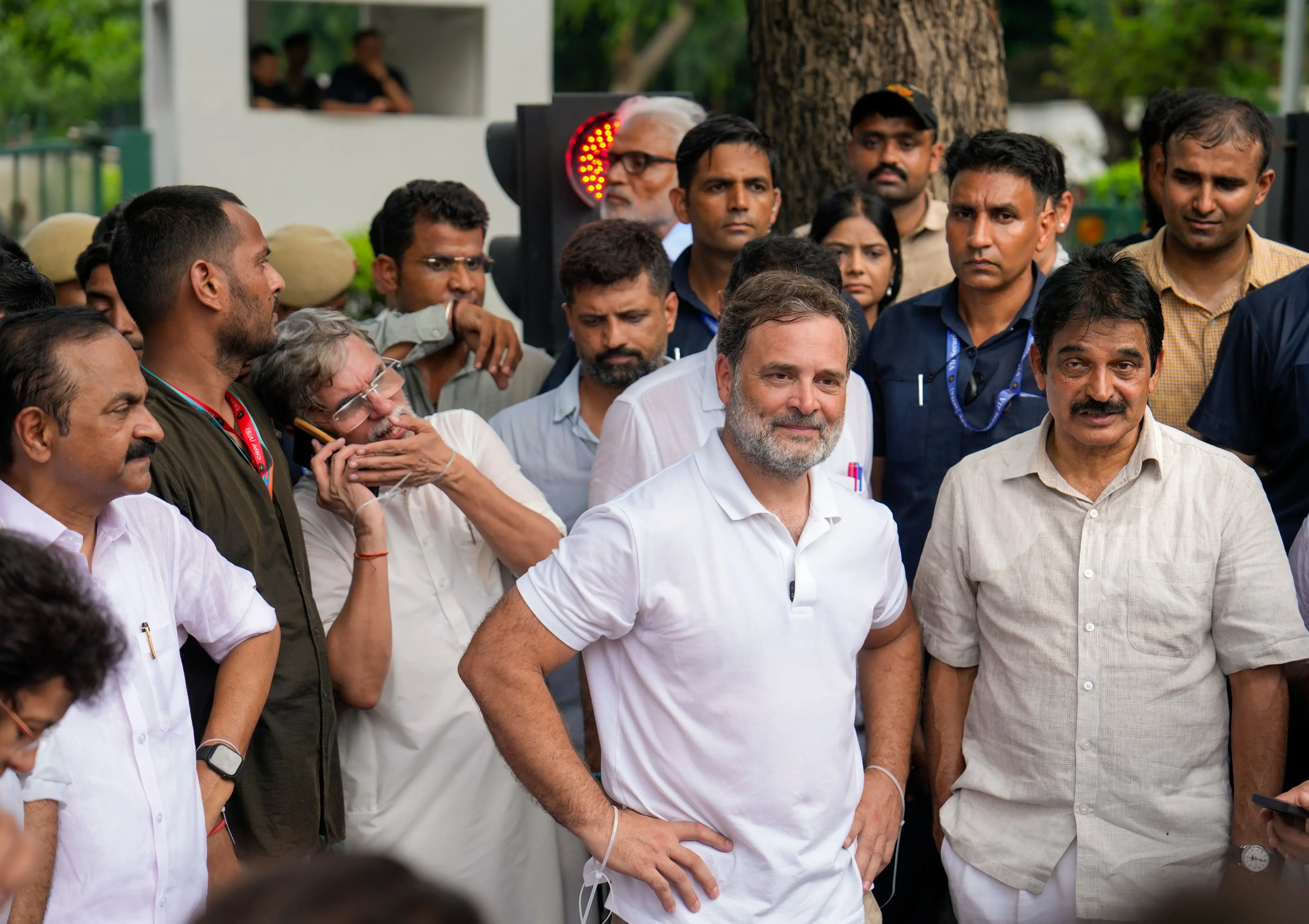 ഡൽഹിയിൽ പ്രധാനമന്ത്രിയുടെ വസതിയുടെ മുന്നിൽ നടക്കുന്ന കോൺഗ്രസ് പ്രതിഷേധ മാർച്ചിൽ മുഖ്യമന്ത്രി വി.ഡി. സതീശൻ, ലോക്സഭാ പ്രതിപക്ഷ നേതാവ് രാഹുൽ ഗാന്ധി, എ.ഐ.സി.സി. ജനറൽ സെക്രട്ടറി കെ.സി. വേണുഗോപാൽ എന്നിവർ | ഫോട്ടോ - പി.ടി.ഐ.