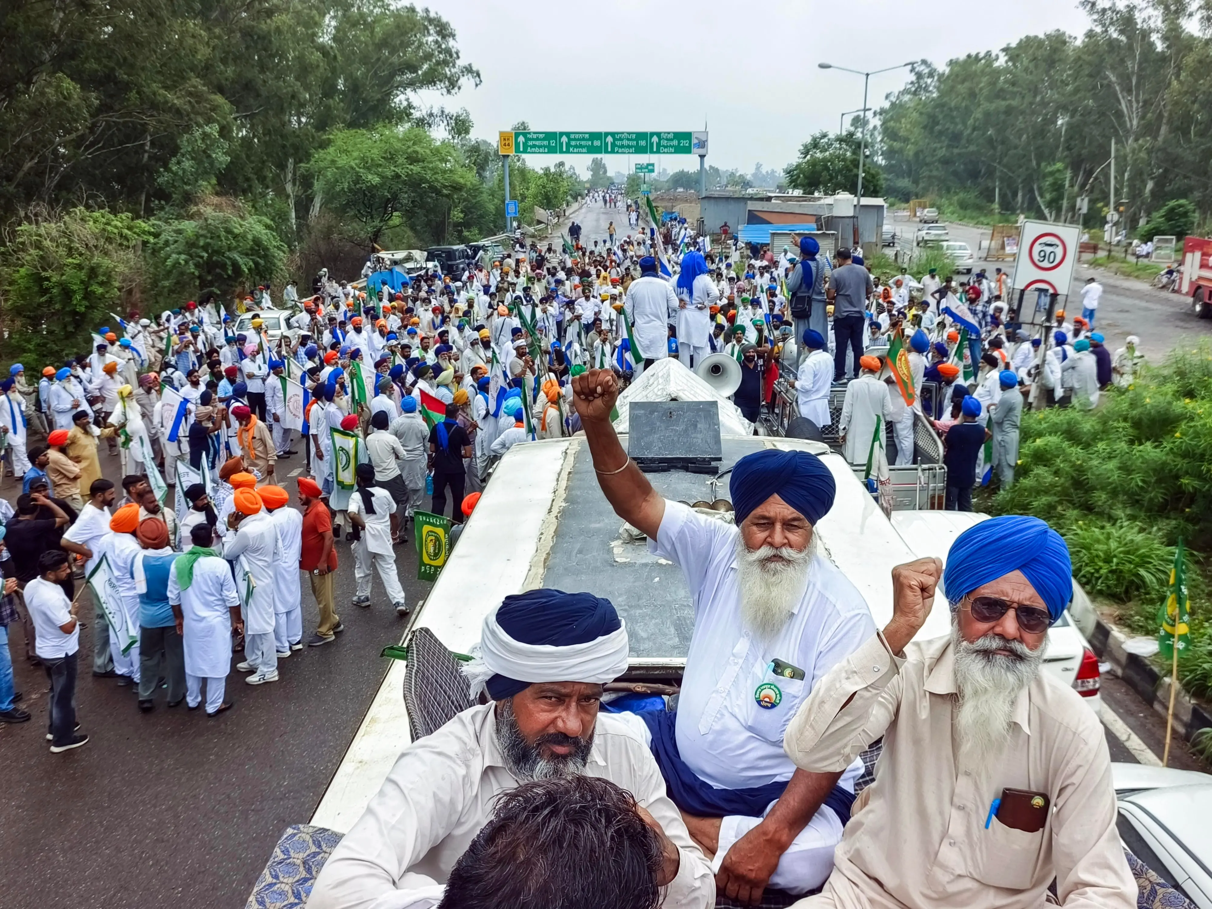 Farmers from various organisations block the highway at the Shambhu border after Haryana Police sealed the Punjab-Haryana border during 'Delhi Chalo' protest against the proposed India -US Trade deals, in Patiala.| Photo: ANI