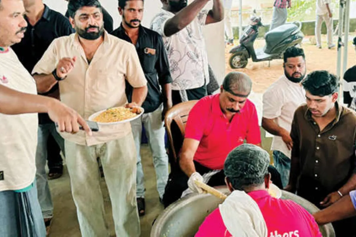 പച്ചക്കറിവ്യാപാരി ഷജീറിന്റെ നേതൃത്വത്തിൽ ചിക്കൻമന്തി വിതരണംചെയ്യുന്നു