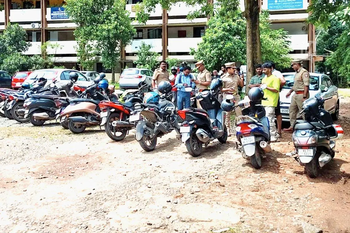 കസ്റ്റമറായി വേഷംമാറി ഉദ്യോഗസ്ഥർ കളക്ടറേറ്റിലേക്ക് ഓട്ടം വിളിച്ച് പിടികൂടിയ അനധികൃത ഓൺലൈൻ ടൂവീലർ ടാക്സികൾ.