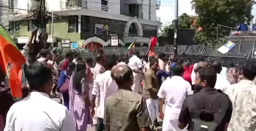 പ്രതിഷേധ മാർച്ചിൽനിന്ന് | Image courtesy: Mathrubhumi news screengrab